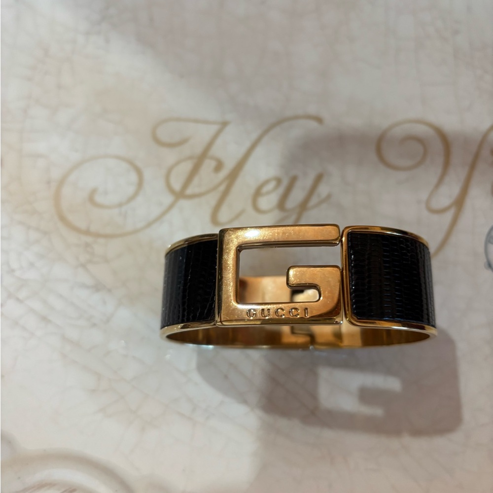 Gucci single gold G plaque logo cuff bangle bracelet black lizard skin - Picture 3 of 8